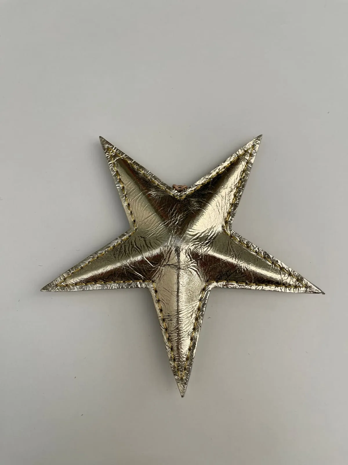 Mellem skindstjerne, 14 cm, syet med guldtråd