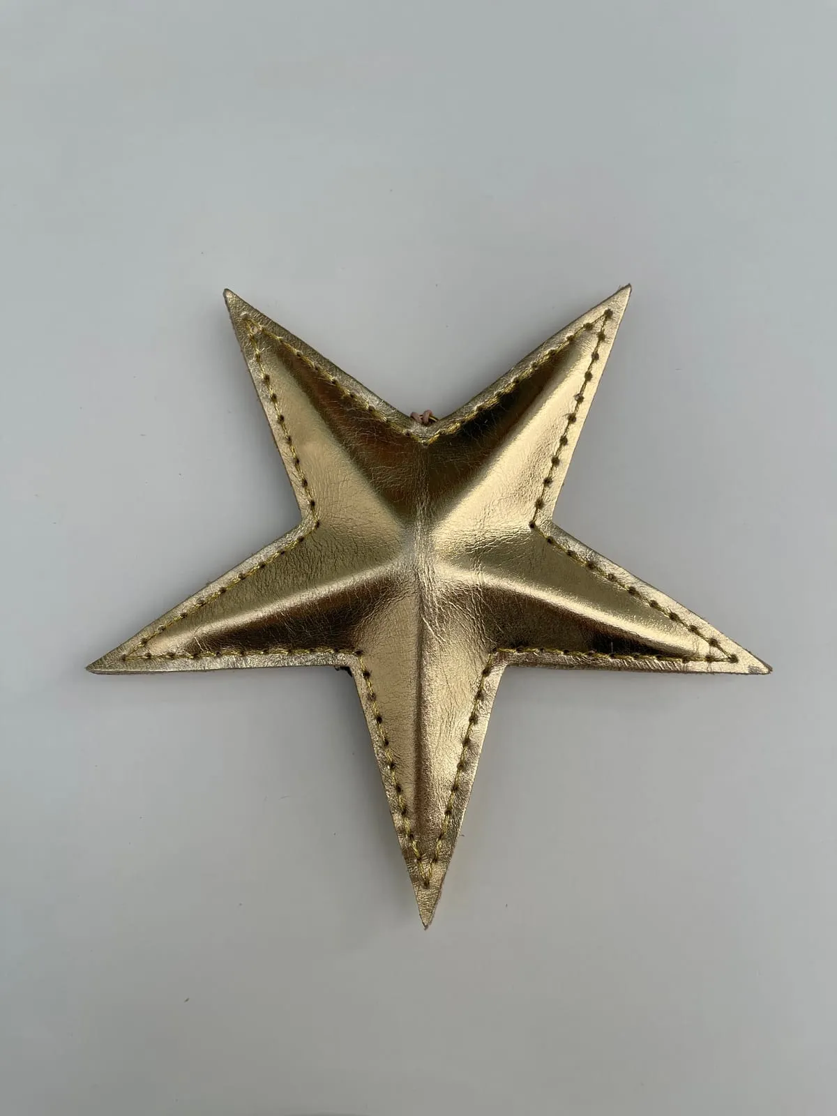 Mellem skindstjerne, 14 cm, syet med guldtråd