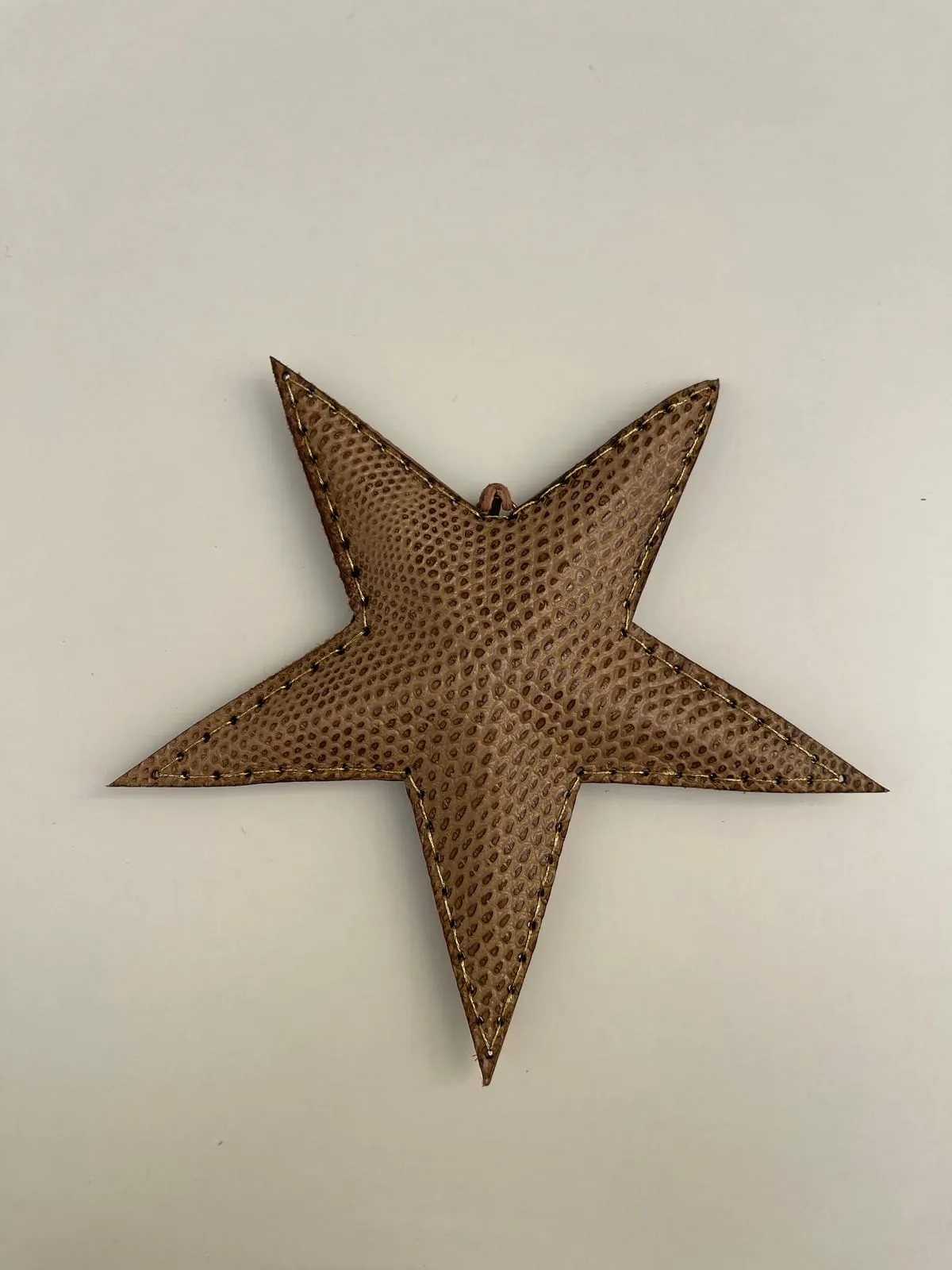 Mellem skindstjerne, 14 cm, syet med guldtråd