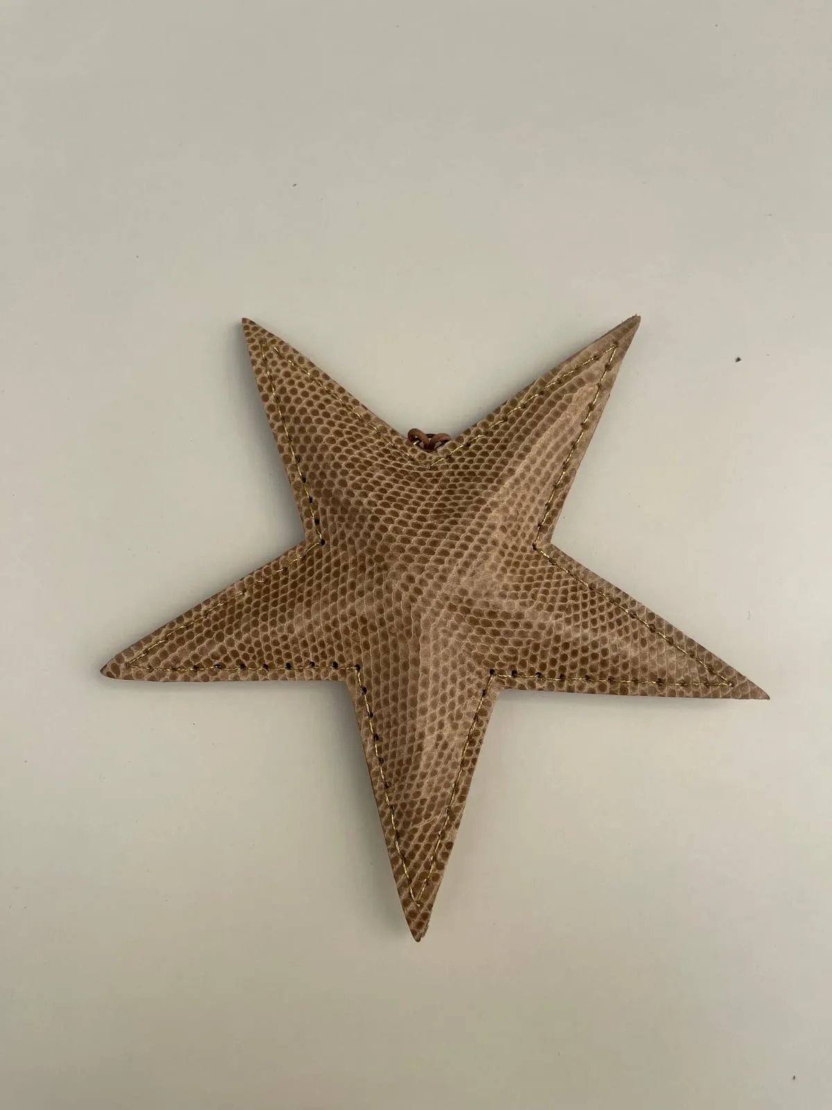 Mellem skindstjerne, 14 cm, syet med guldtråd