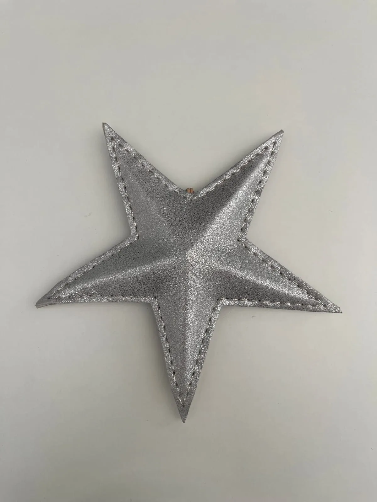 Mellem skindstjerne, 14 cm, syet med sølvtråd